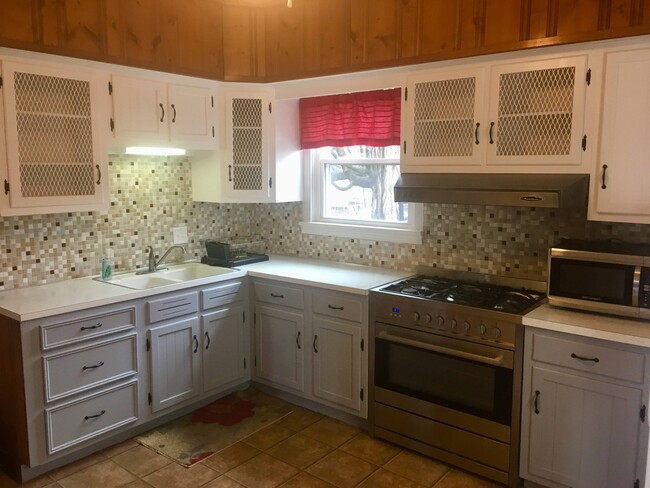 Spacious kitchen with lots of storage - 314 Crosby St