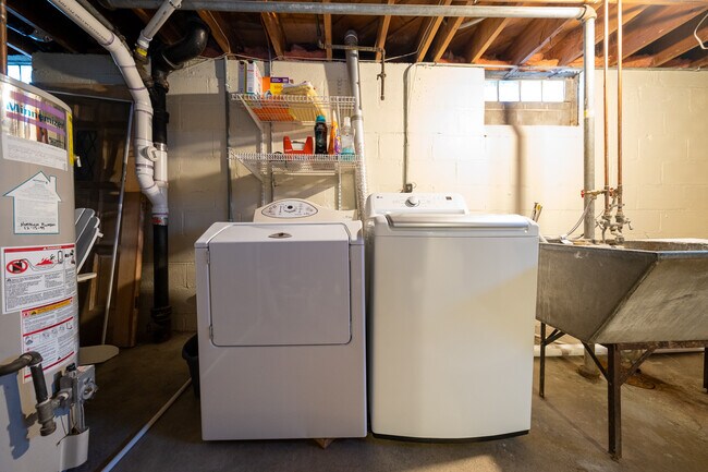 Building Photo - 2626 N Vincent Ave