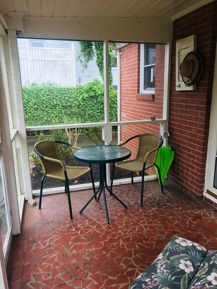 Screened-in porch - 212 Evans St