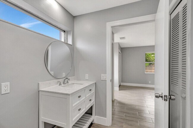 Building Photo - 843 Azalea Dr