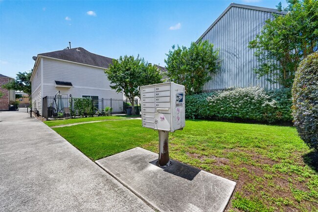 Building Photo - 2804 Chenevert St