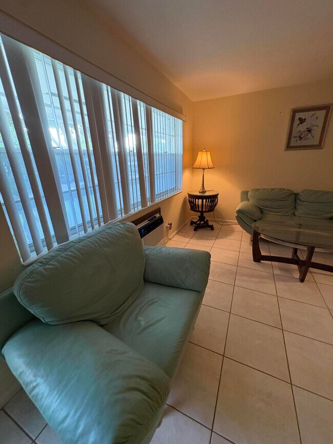 Building Photo - 348 Windsor O