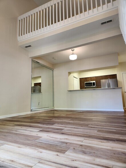 Building Photo - 1002 Primrose Ln