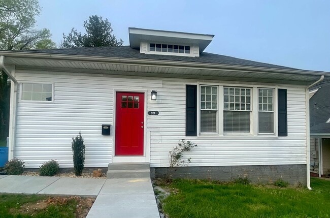 Building Photo - Charming Bungalow