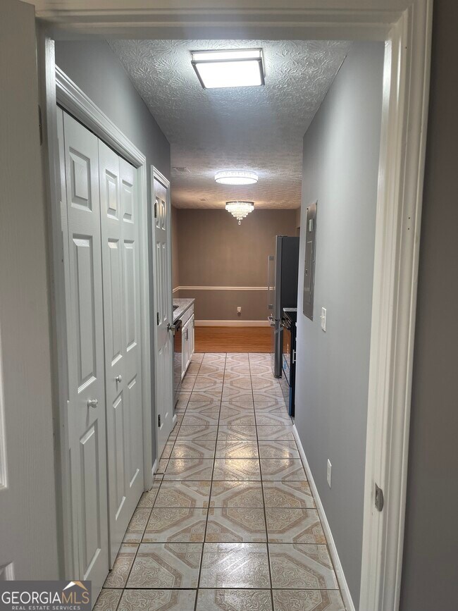 Building Photo - 320 Willow Springs Dr