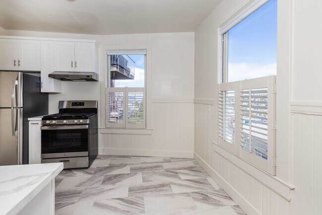 Building Photo - TOP FLOOR 1BR. Remodeled! W/D IN-UNIT! Dishwasher!