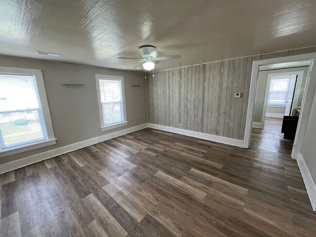 Building Photo - 310 W Arnold St