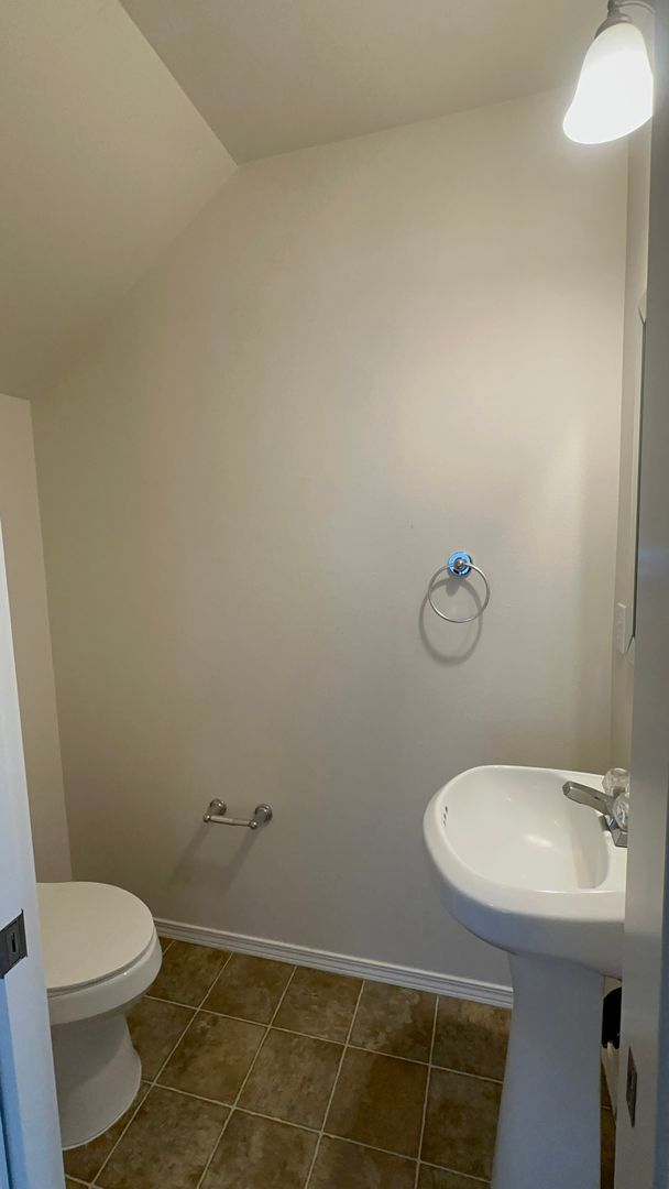 Building Photo - 25 SW Roosevelt Ave