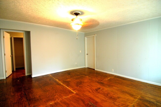 Building Photo - East Nashville 2 Bedroom Apartment!