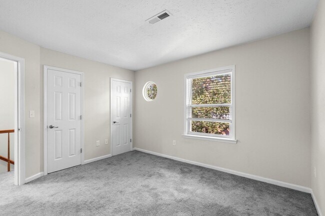 Building Photo - End unit of a Triplex within walking dista...