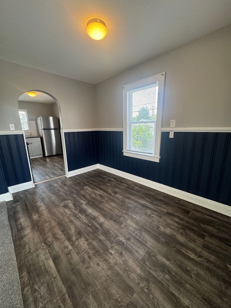 Building Photo - 1321 Lakeview Dr