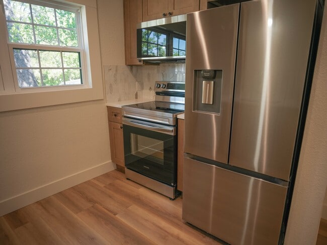 Building Photo - 803 Oakland Ave