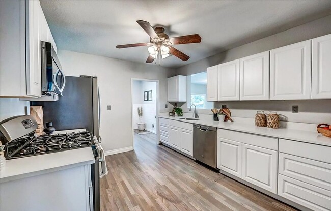 Building Photo - 4BD, 2BA Chaffee Park Home with Yard and 1-Car Garage