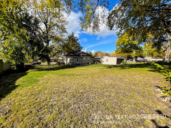 Building Photo - Adorable 2 bedroom house with huge yard!