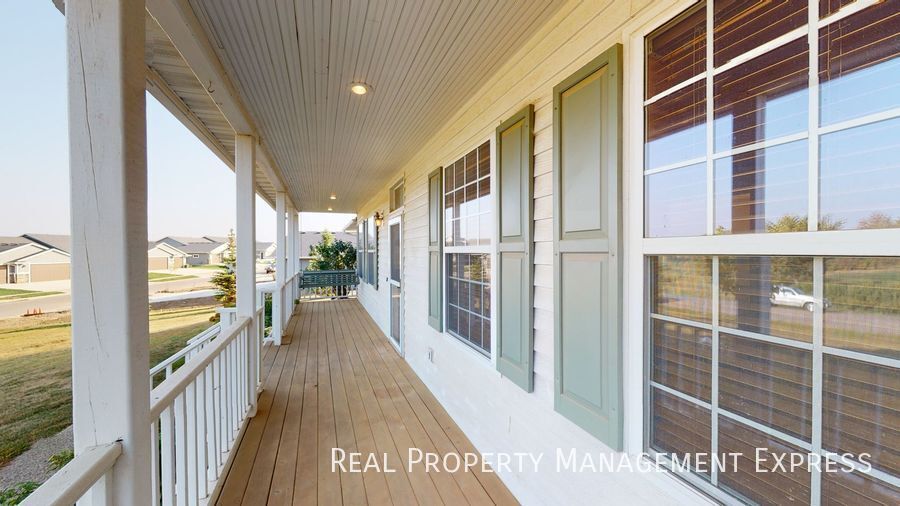 Building Photo - 305 N Pine Lake Dr