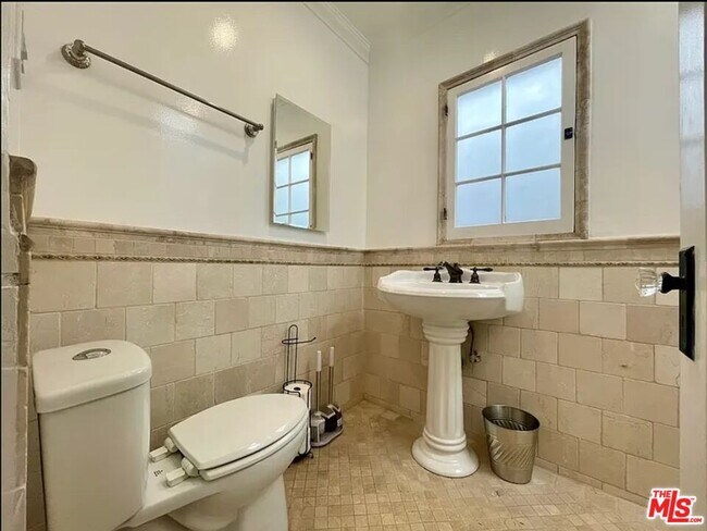 Building Photo - 907 18th St