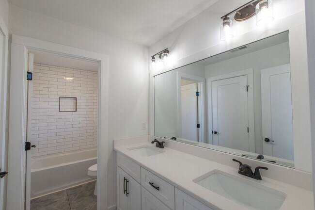 Building Photo - 3 Bed 2.5 Bath Single-Family Urban Home