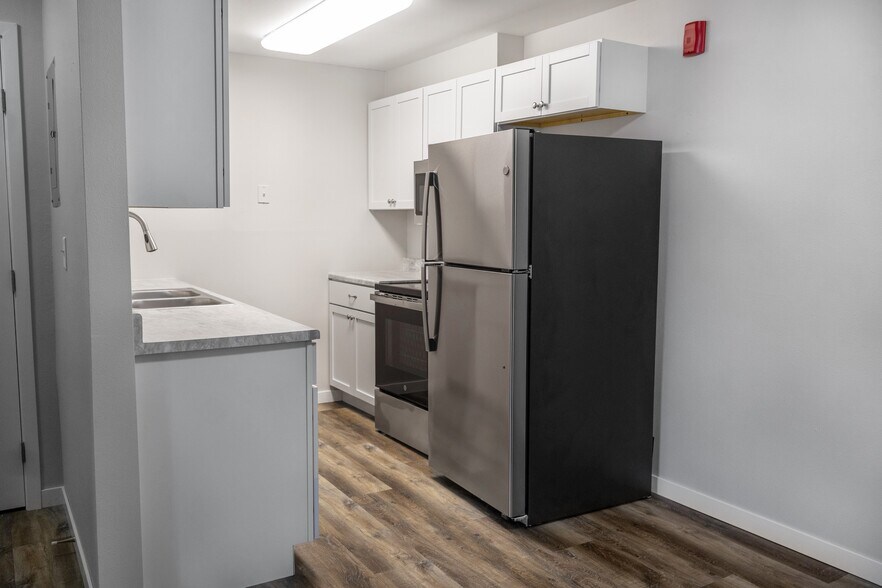 Elevate your culinary adventures in The Gallery's modern kitchen, featuring sleek stainless steel appliances and ample storage space. Enjoy the perfect blend of style and functionality. Schedule your visit today to see it in person! - The Gallery Apartments