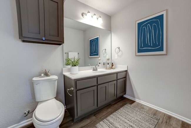 Building Photo - Luxury 4 Bed / 2.5 Bath Townhome Near Downtown | Bonus Office