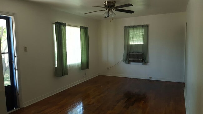 Building Photo - Centrally located.