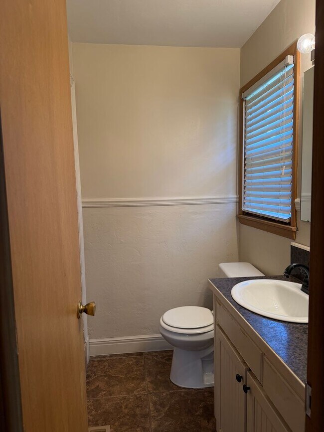 Building Photo - 3 bedroom, 2 bathroom, 2 car garage hom for rent