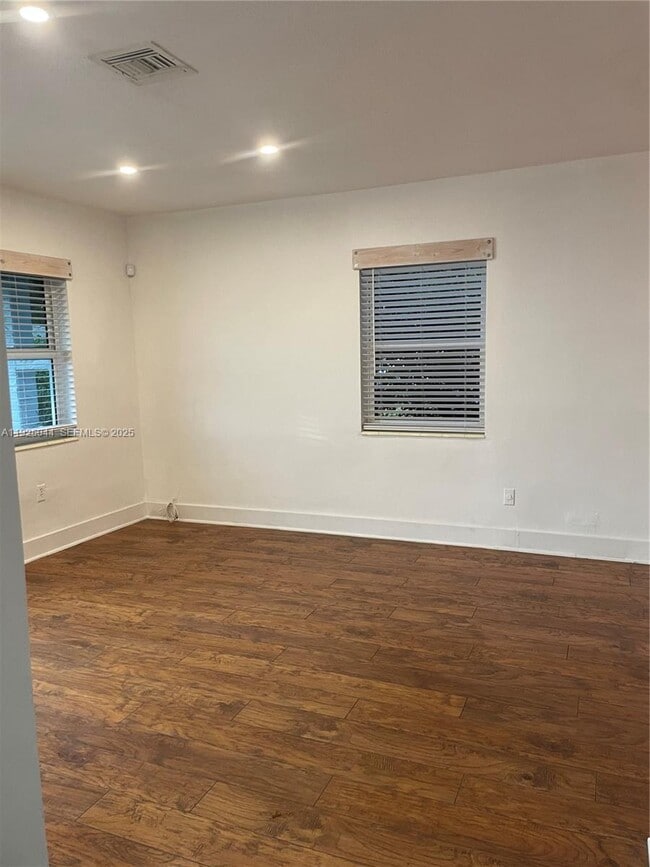 Building Photo - 705 E 9th Ct