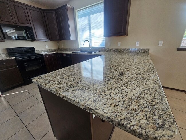 Building Photo - Spacious Home!