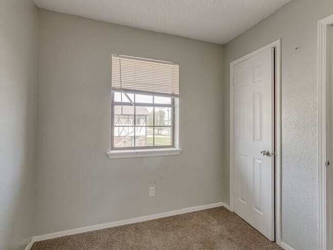 Building Photo - MOVE IN SPECIAL NO DEPOSIT OR APPLICATION ...