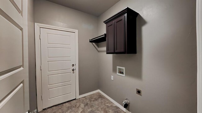 Building Photo - 16008 Mendoza Dr