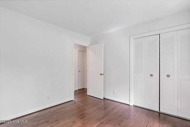 Building Photo - 60 Pine Lake Dr