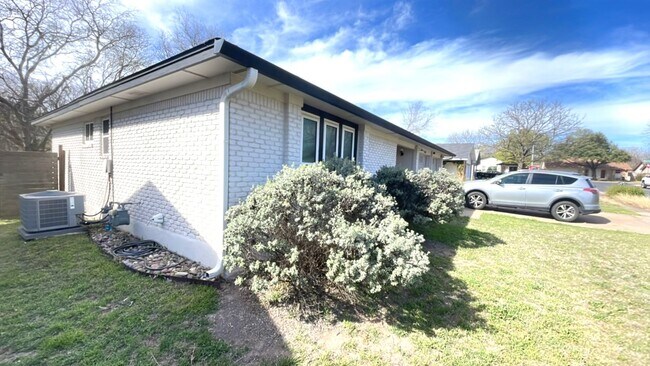 Building Photo - 10408 Leaning Willow Dr