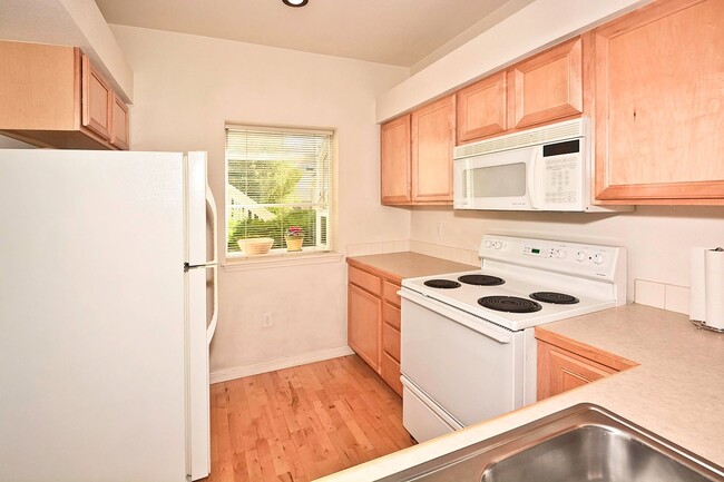 Building Photo - 1 bedroom/1 bath/den/1 car garage condo in...