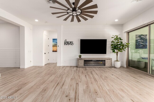 Building Photo - 2316 E Canary Dr