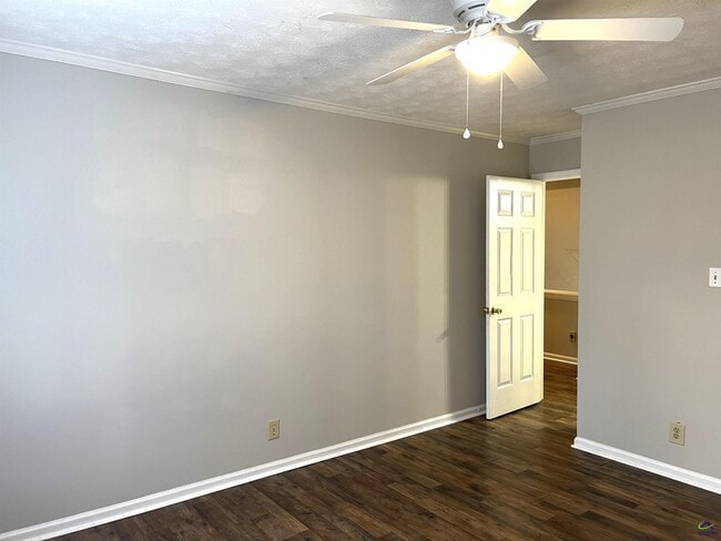 Building Photo - 122 N Springs Ct