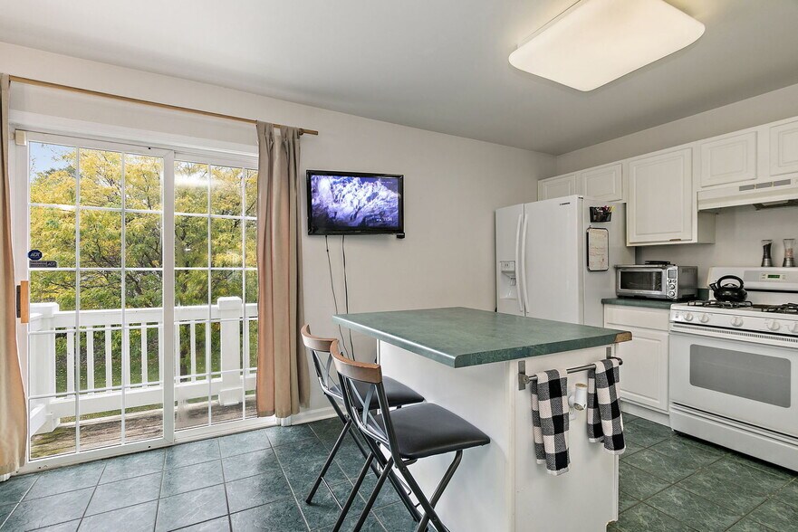 Building Photo - 361 Holiday Ln