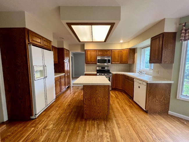 Building Photo - Spacious 4-Bed Retreat with Guest Suite & Fireplace