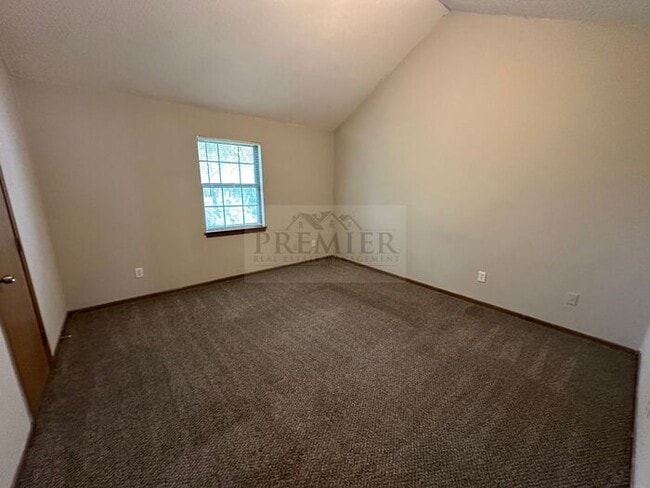 Building Photo - Spacious 2 bd/1.5 bath TH -Ready to call h...