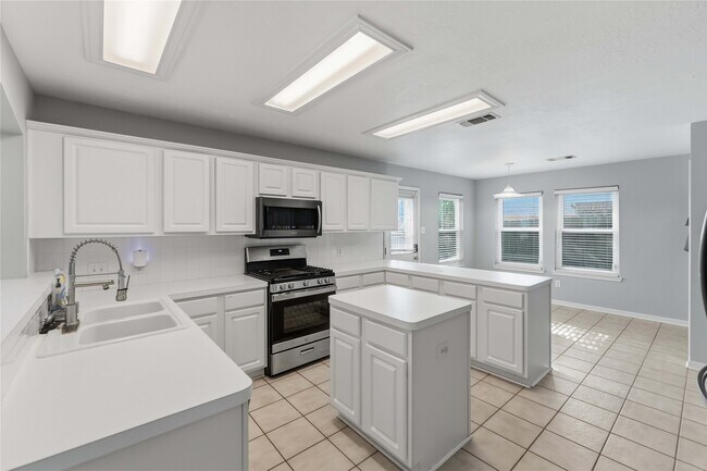 Building Photo - 3111 Glenwood Dr