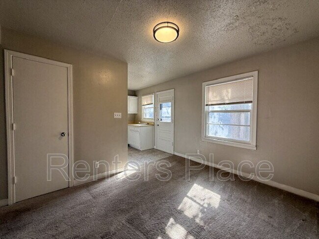 Building Photo - 3840 S Rockford Ave