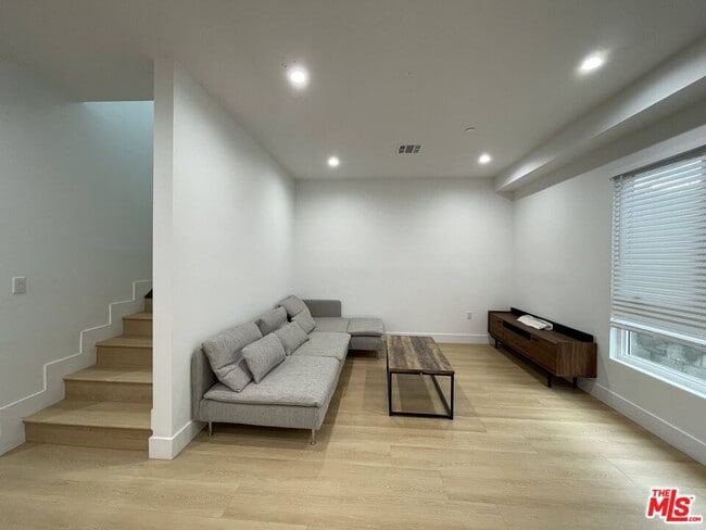 Building Photo - 1340 W 37th St