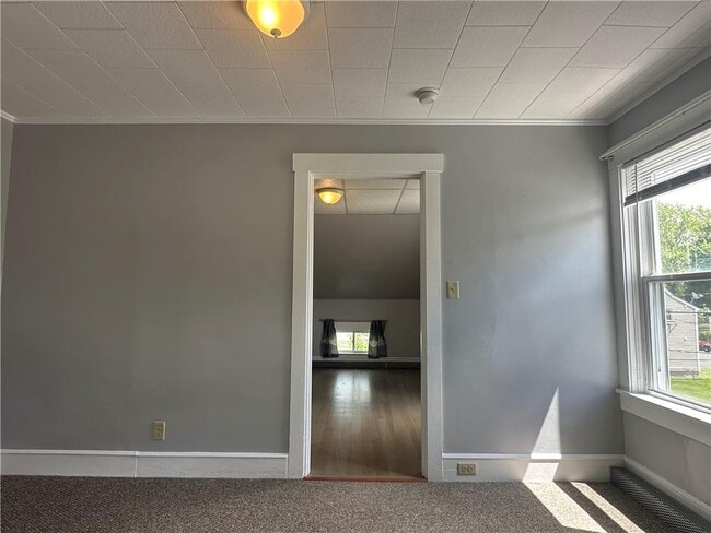 Building Photo - 296 Canonicus St