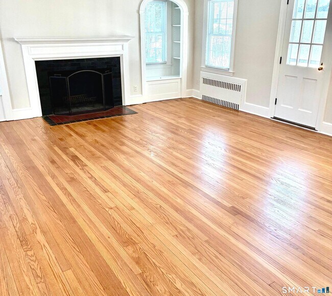 Building Photo - 302 Quaker Ln N