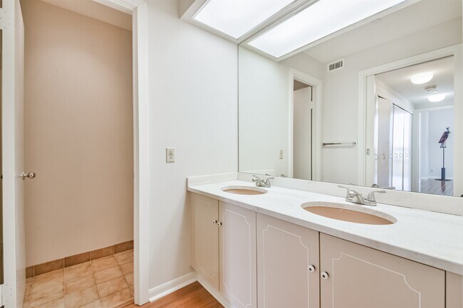 Building Photo - 5100 San Felipe St