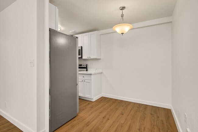 Building Photo - NEW, HIGH-END RENOVATED  1 bed / 1 bath at the Lydia in Ballard! In-Unit Laundry! 2 WEEKS FREE
