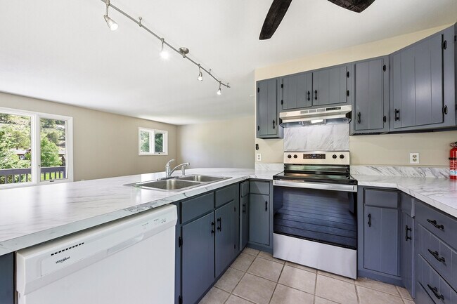Building Photo - 836 Sleepy Hollow Dr