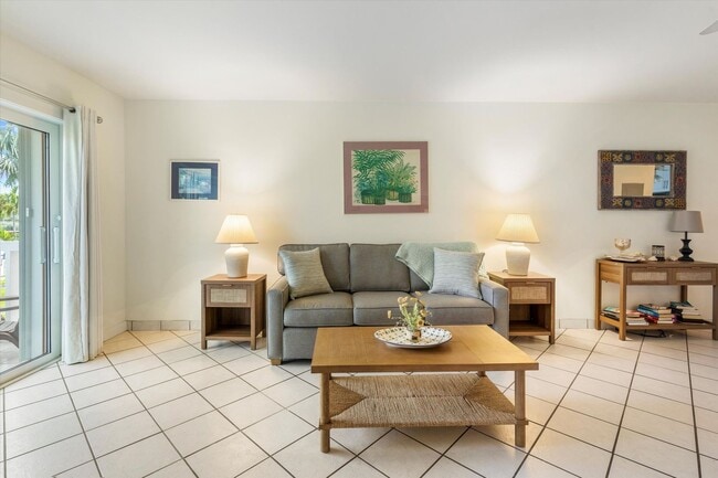 Building Photo - 3 Bedroom 2 Bathroom Furnished Condo