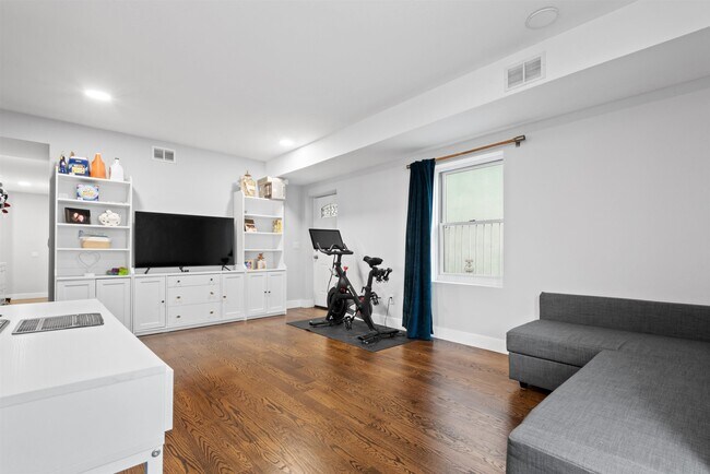 Building Photo - 114 Bleecker St