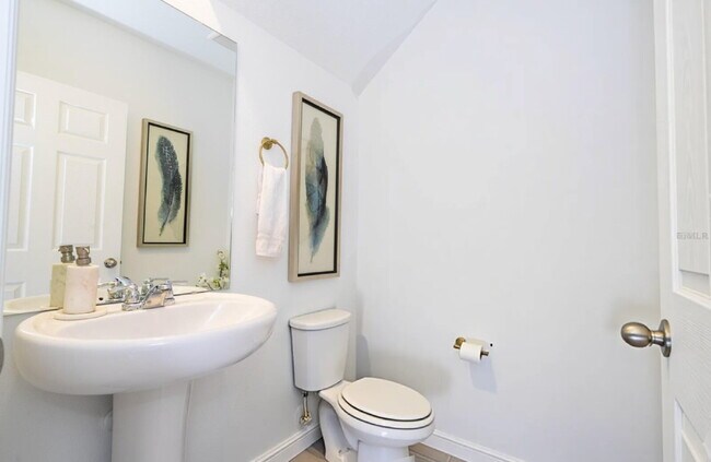 Building Photo - "Charming 3-Bed Townhouse in St. Cloud with Spacious 1,560 Sq Ft Layout and Modern Comforts!"