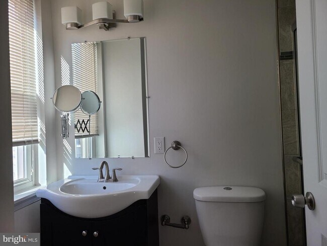 Building Photo - 250 S Washington St