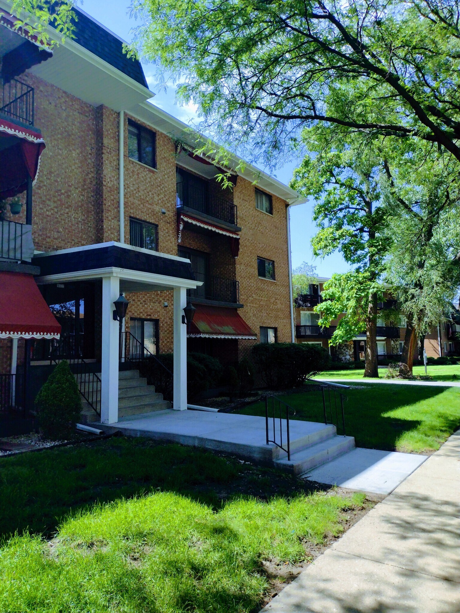 Building Photo - 10332 Parkside Ave